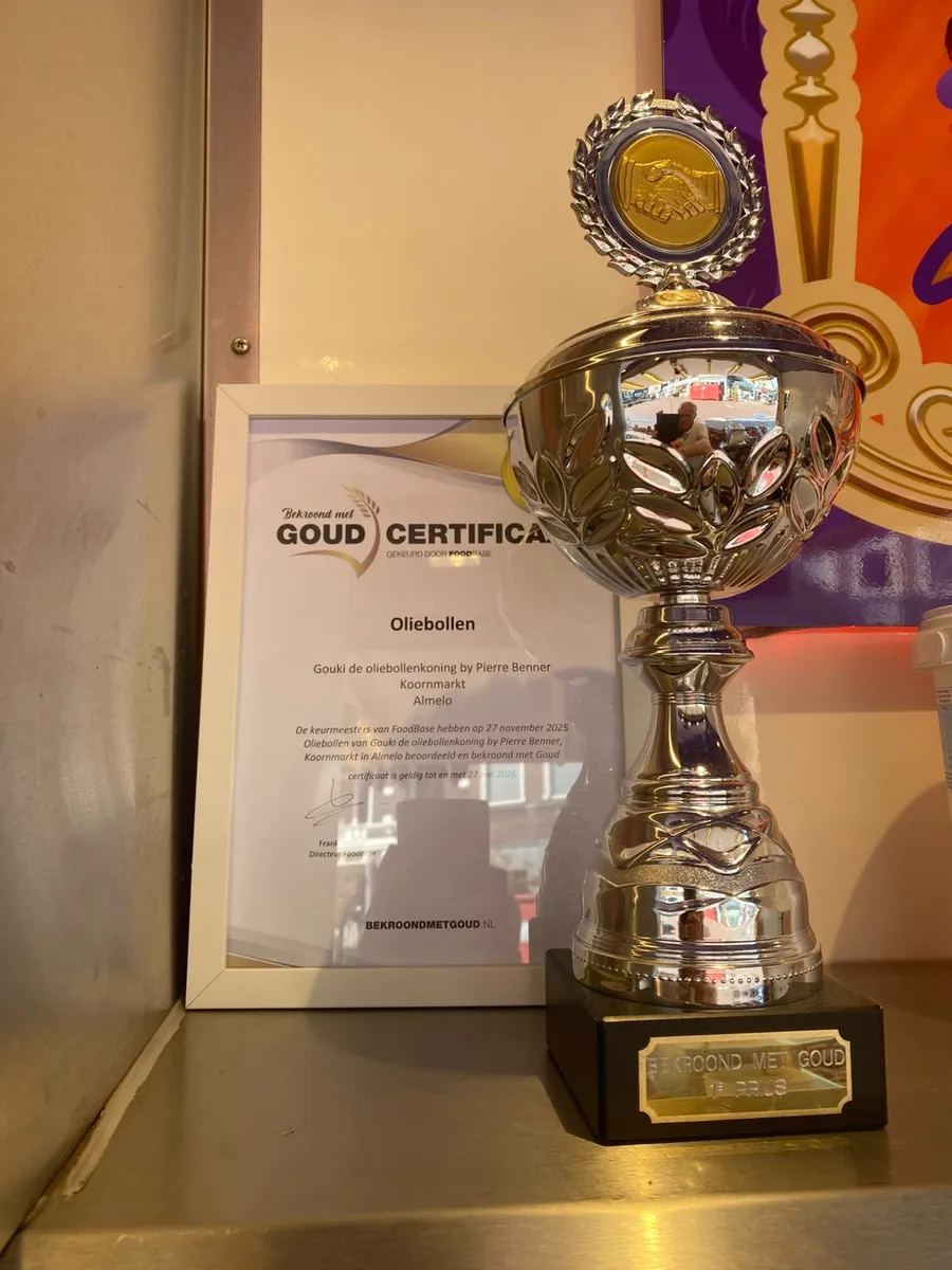 Het certificaat Bekroond met Goud en de beker in de kraam van Gouki