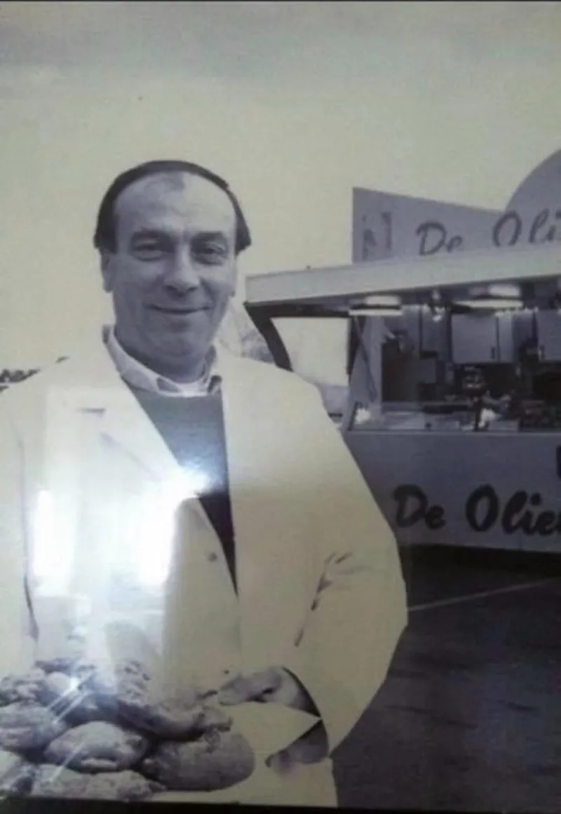 De vader van Pierre Benner sr met een schaal oliebollen