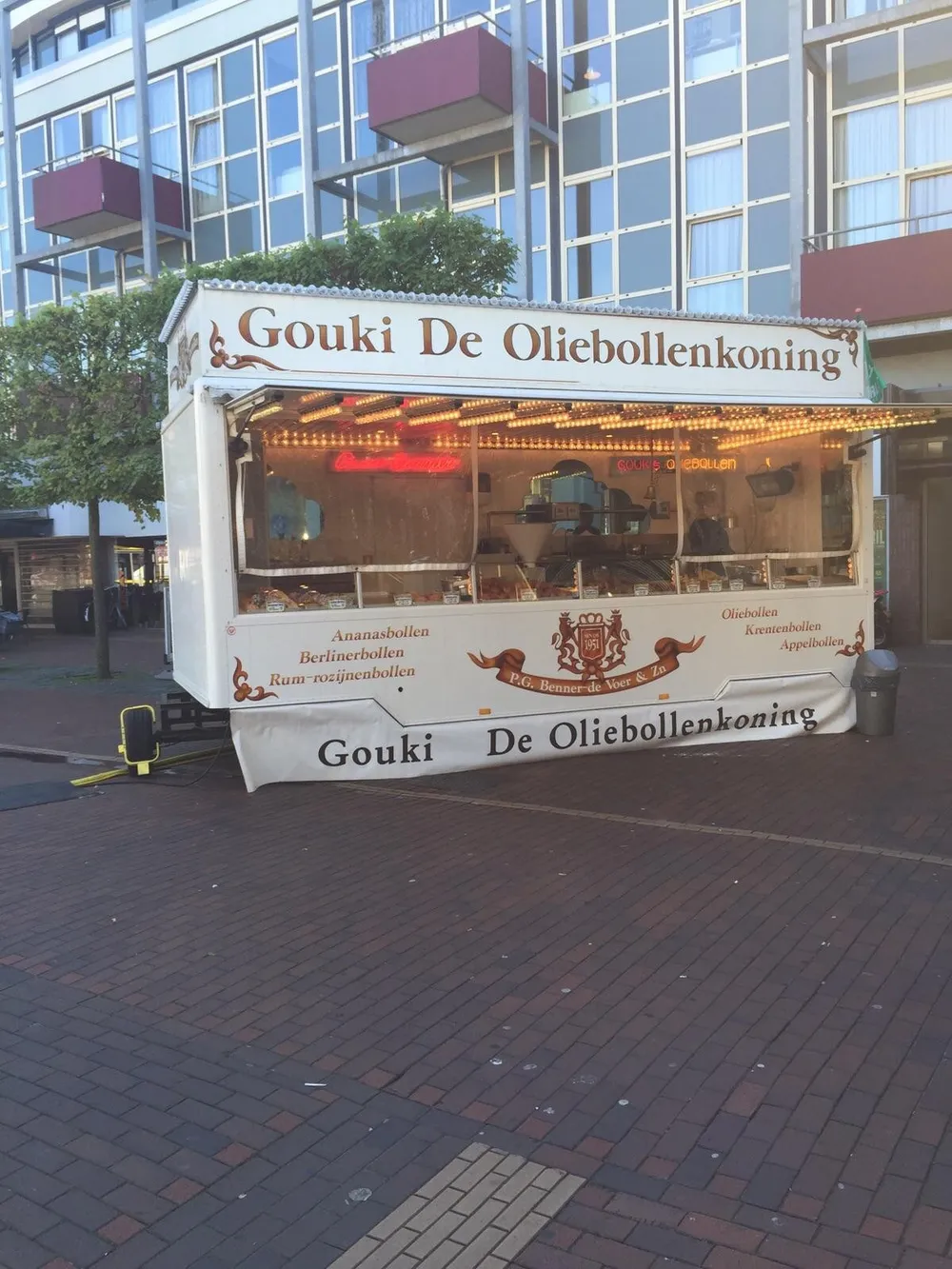 De witte kraam van Gouki de Oliebollenkoning in het centrum van Almelo